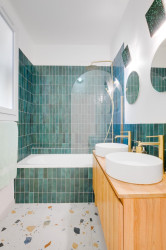 Aménagement intérieur de salle de bain moderne