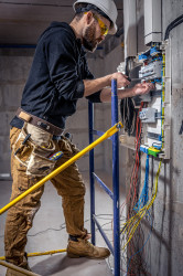 Électricien pour installation de systèmes domotiques