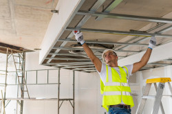 Pose de faux plafond avec travaux d'isolation thermique